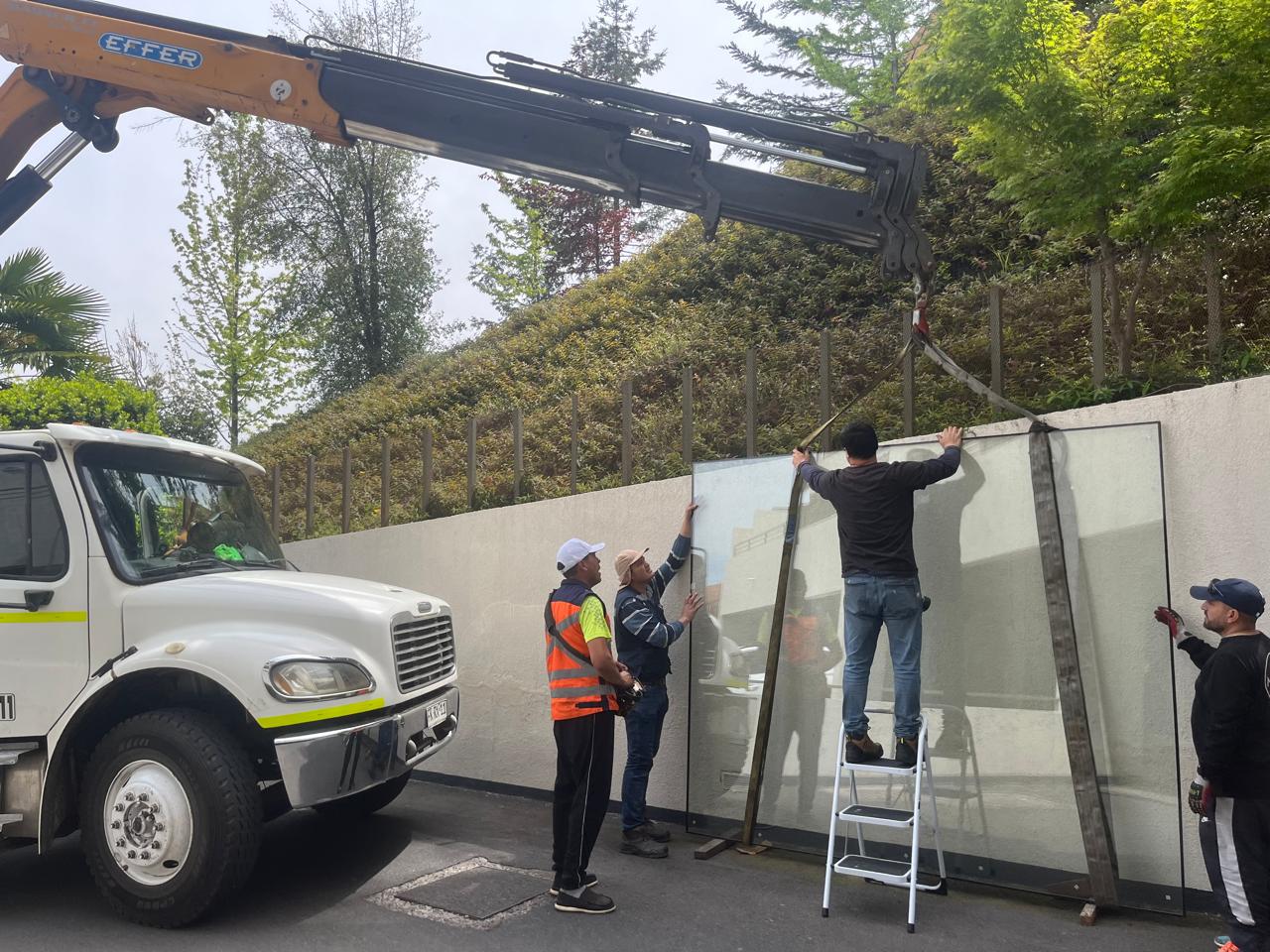 Pluma de izaje para instalación de cristales en altura