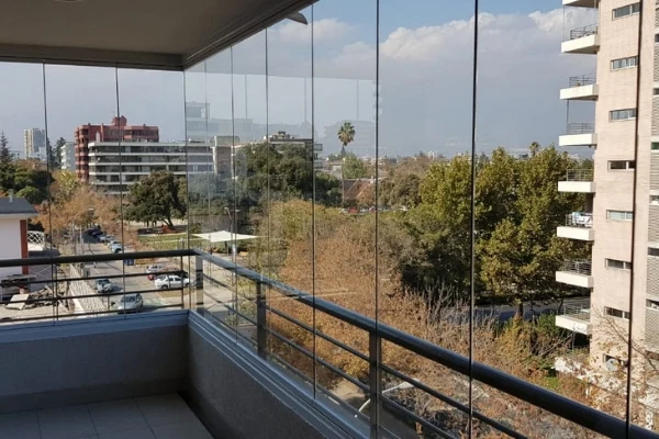 Cómo las Cortinas de Cristal Mejoran tu Terraza: Estilo y Protección Contra el Clima
