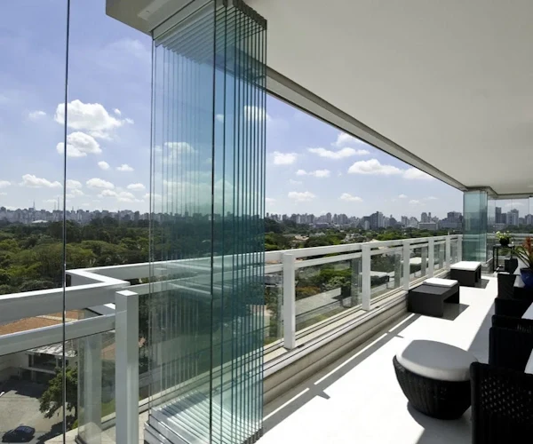 Cómo Transformar tu Terraza con un Cierre de Cristal: Guía de Instalación y Beneficios