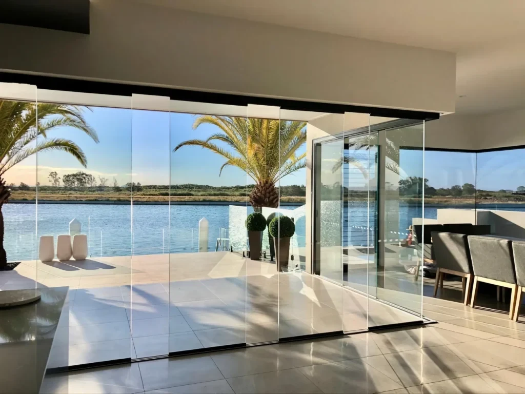 Cortinas de cristal: la solución moderna para terrazas y espacios abiertos