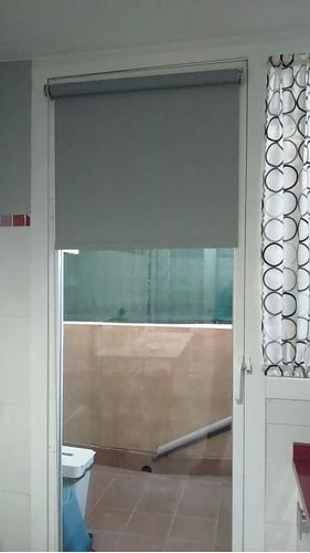 Proyectos con Estilo: Cortinas Roller para Puertas en Espacios Modernos