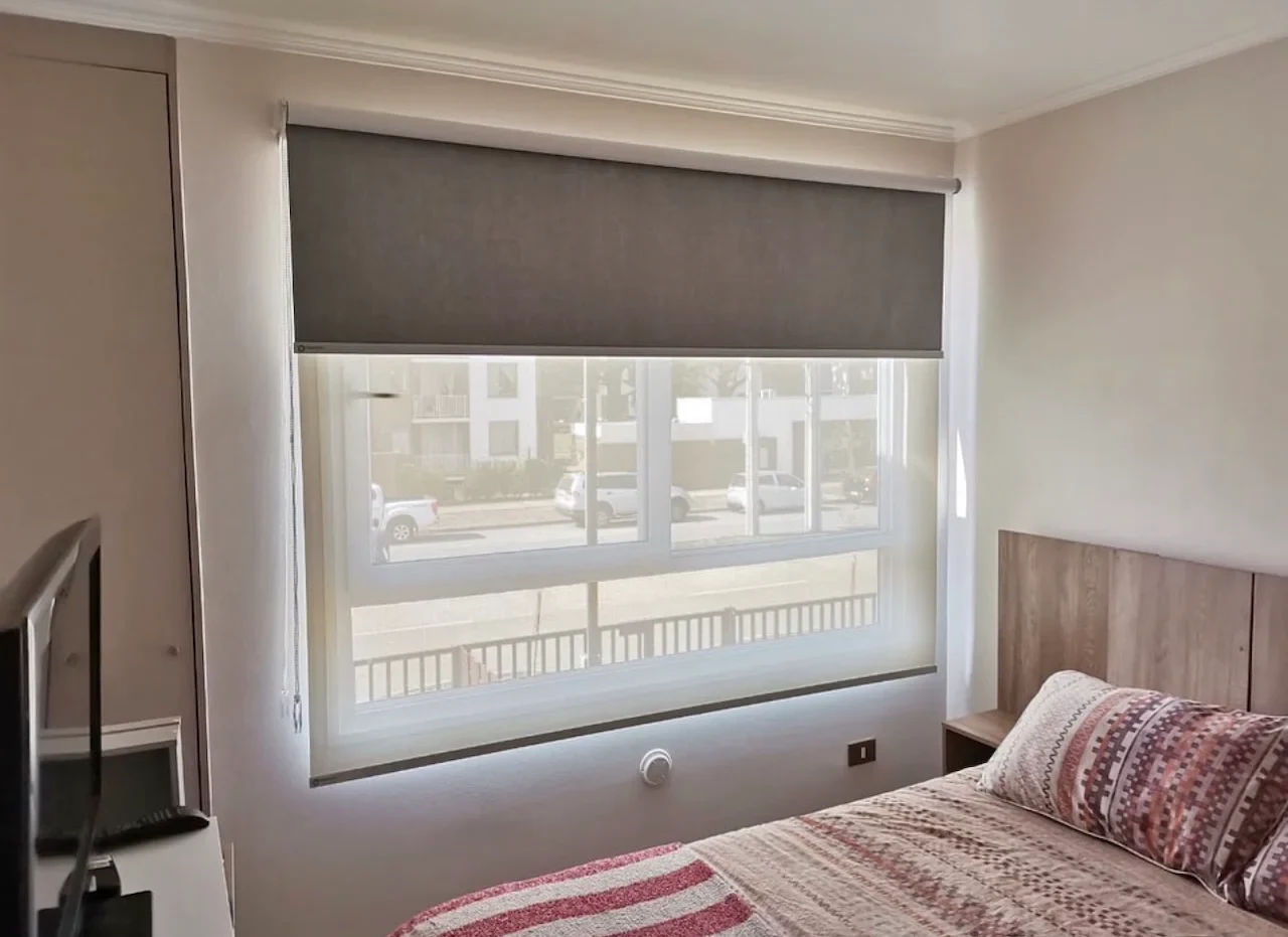 Transformación de un Hogar con Cortinas Roller Screen y Blackout en Santiago